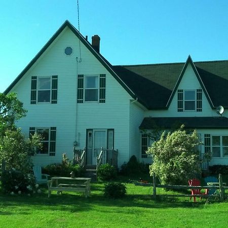 Lovely Green Gable Home Miscouche Extérieur photo