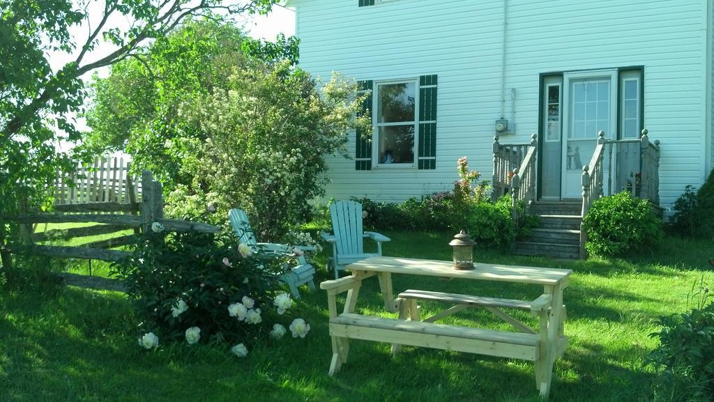 Lovely Green Gable Home Miscouche Extérieur photo