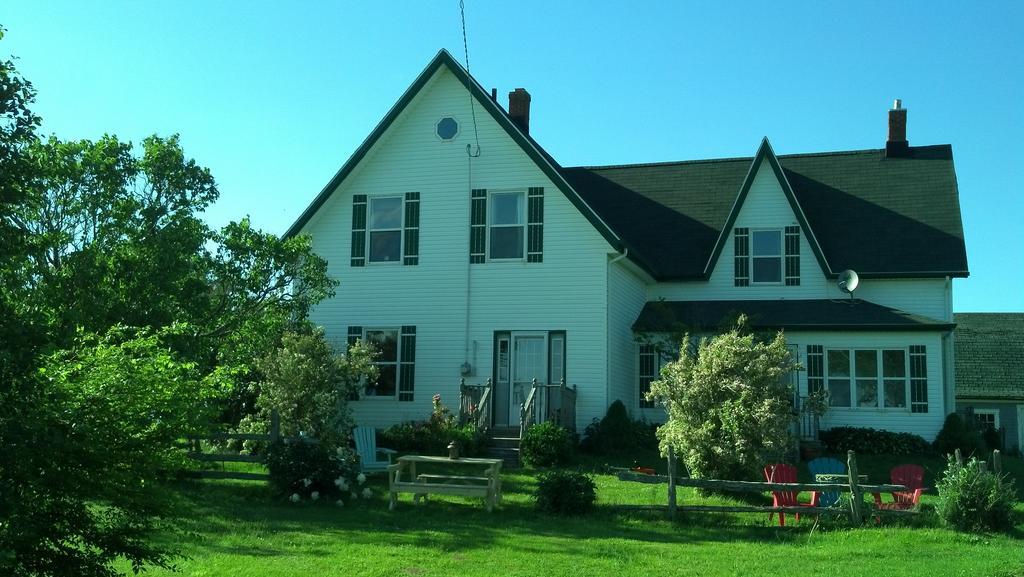 Lovely Green Gable Home Miscouche Extérieur photo