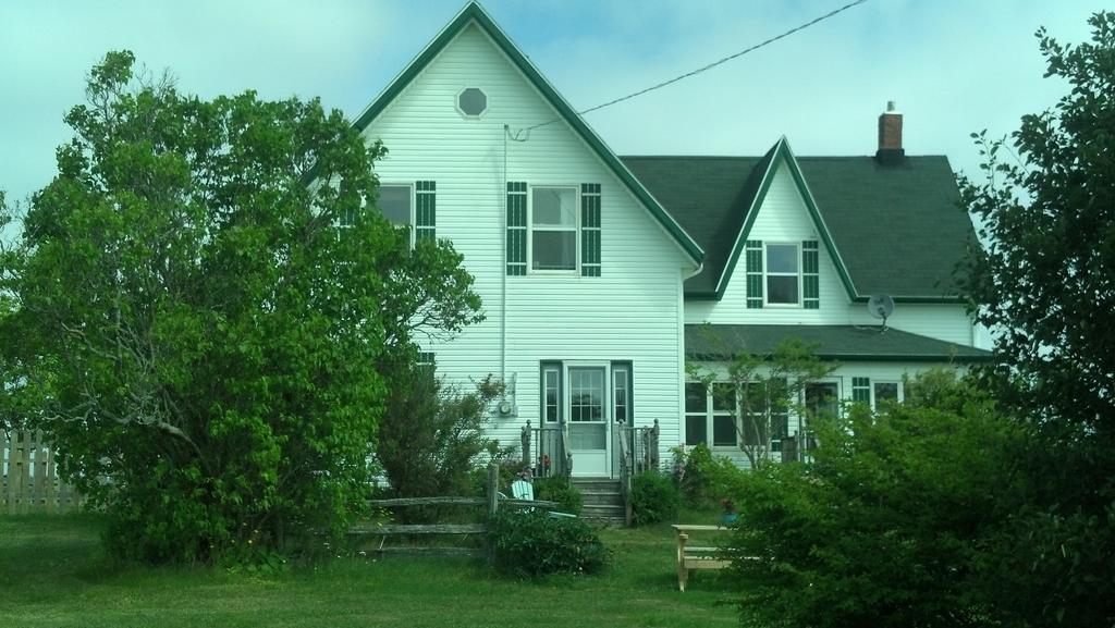 Lovely Green Gable Home Miscouche Extérieur photo