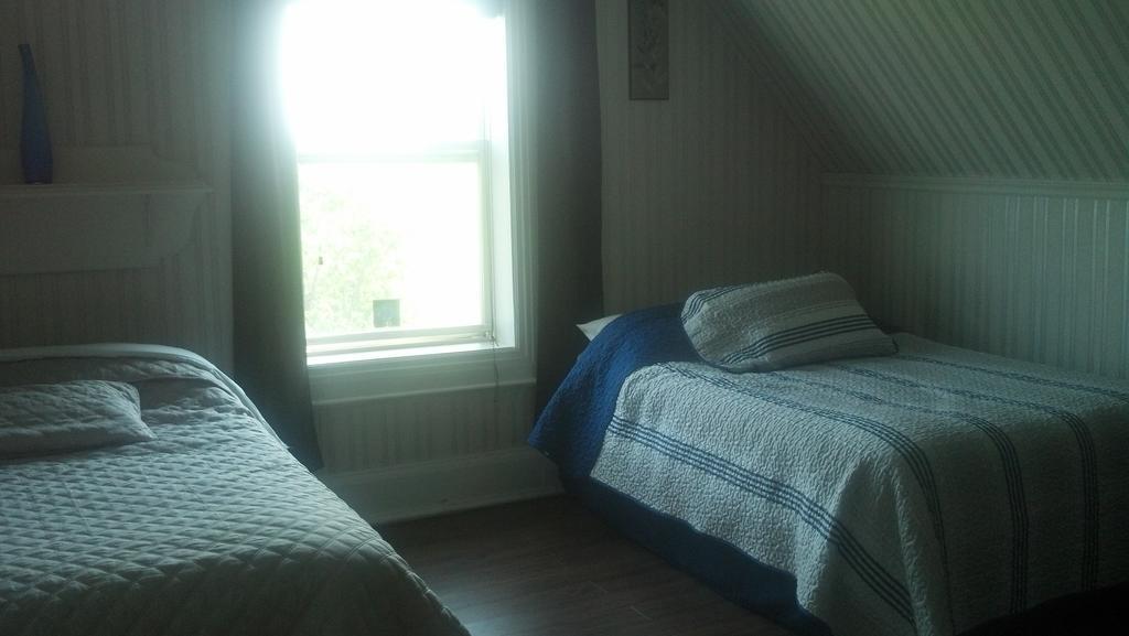 Lovely Green Gable Home Miscouche Extérieur photo