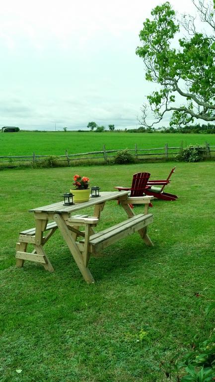 Lovely Green Gable Home Miscouche Extérieur photo