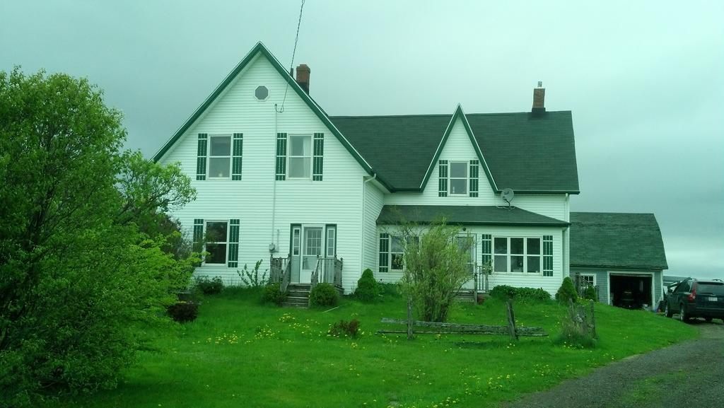 Lovely Green Gable Home Miscouche Extérieur photo