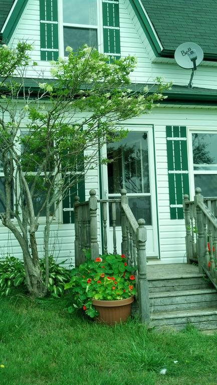 Lovely Green Gable Home Miscouche Extérieur photo
