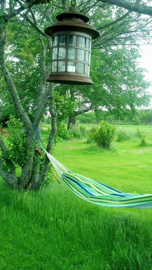 Lovely Green Gable Home Miscouche Extérieur photo