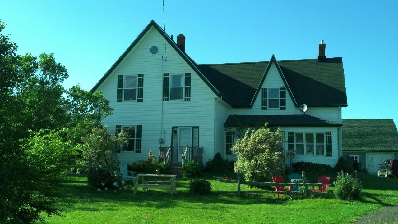 Lovely Green Gable Home Miscouche Extérieur photo